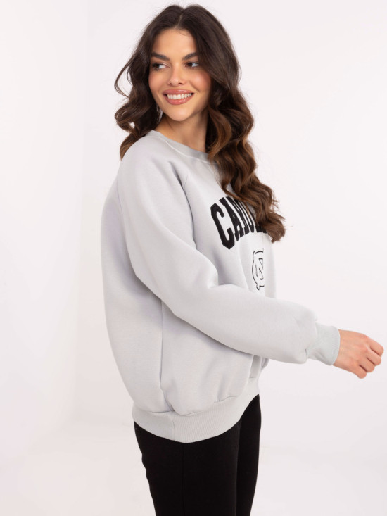 Grauer Pullover mit Applikationen und Stickerei