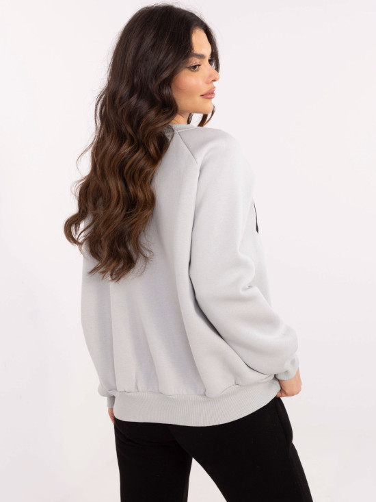 Grauer Pullover mit Applikationen und Stickerei