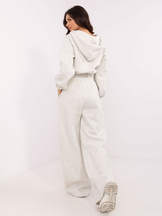 Stylisches Set mit Kapuze in hellgrau