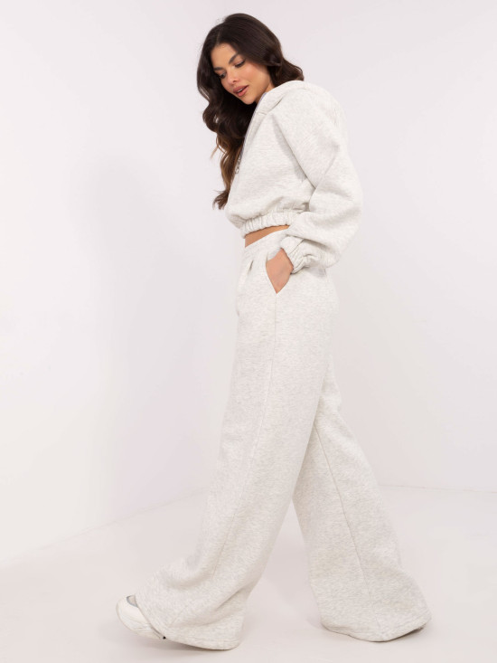 Stylisches Set mit Kapuze in hellgrau