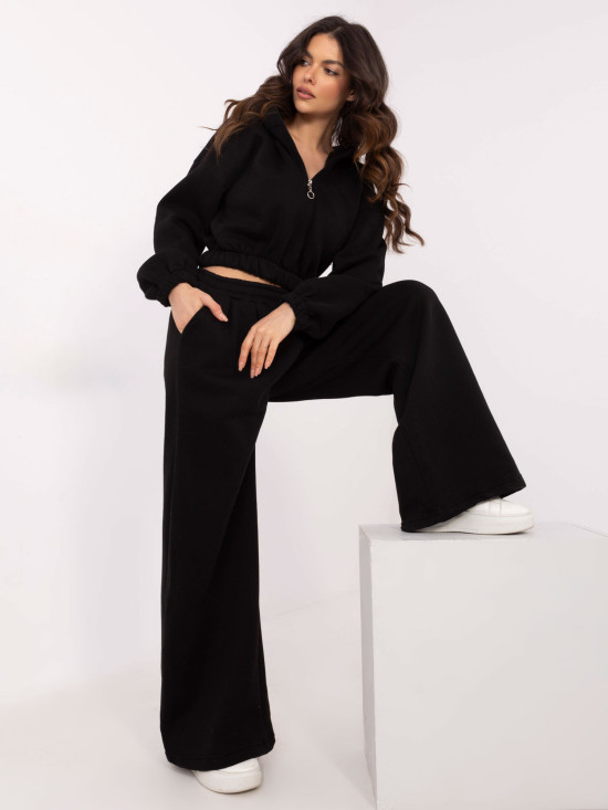 Stylischer schwarzer Komplettanzug mit Kapuze