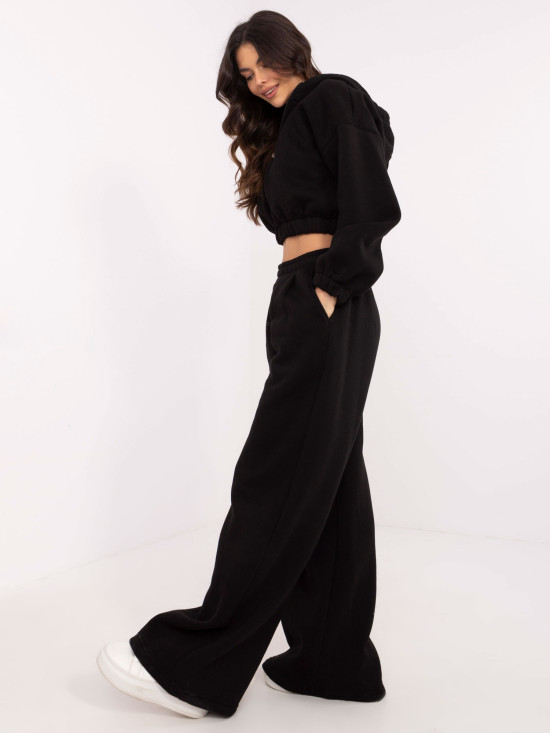 Stylischer schwarzer Komplettanzug mit Kapuze