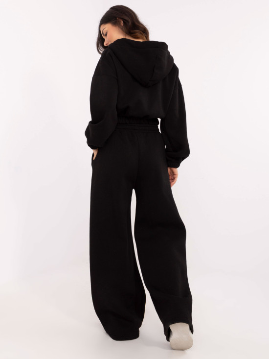 Stylischer schwarzer Komplettanzug mit Kapuze