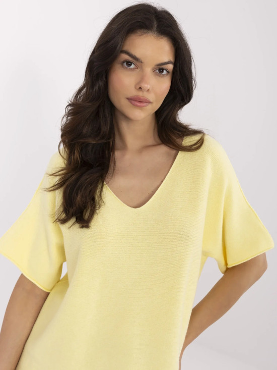 Stylischer gelber Pullover mit kurzen Ärmeln