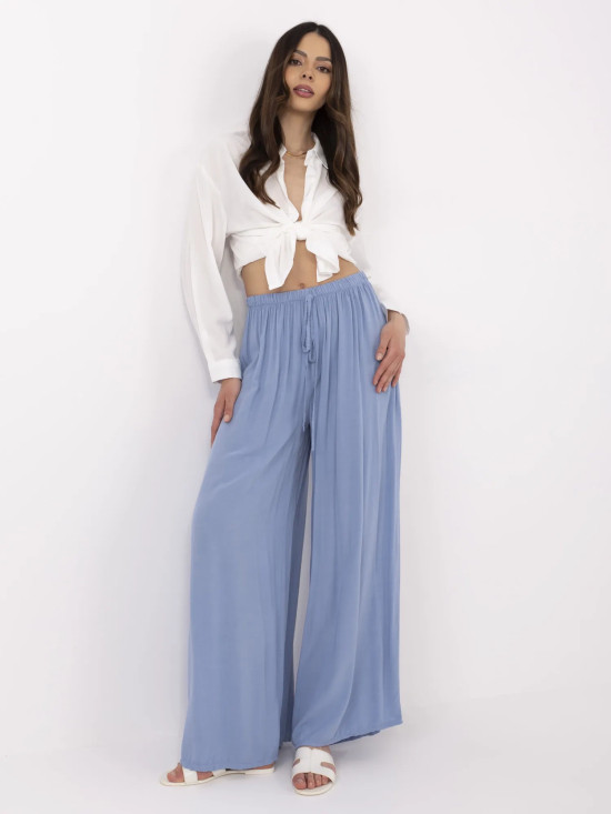 Stilvolle blaue Hose mit hohem Bund