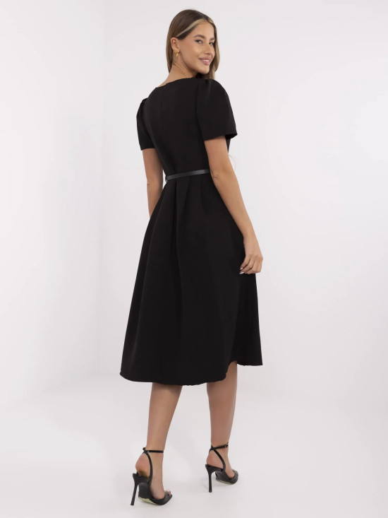 Elegantes schwarzes ausgestelltes Kleid