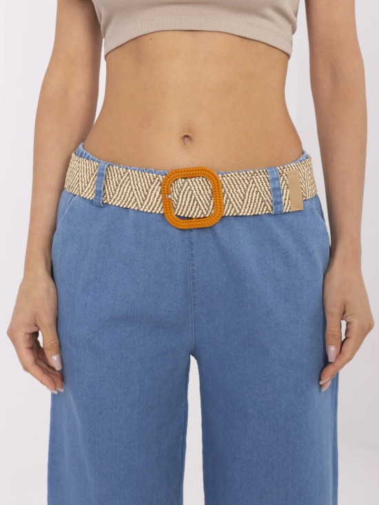 Stylische blaue Jeans mit hohem Bund