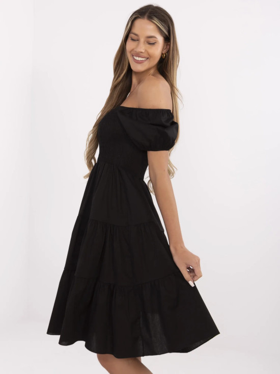 Ausgestelltes schwarzes Kleid