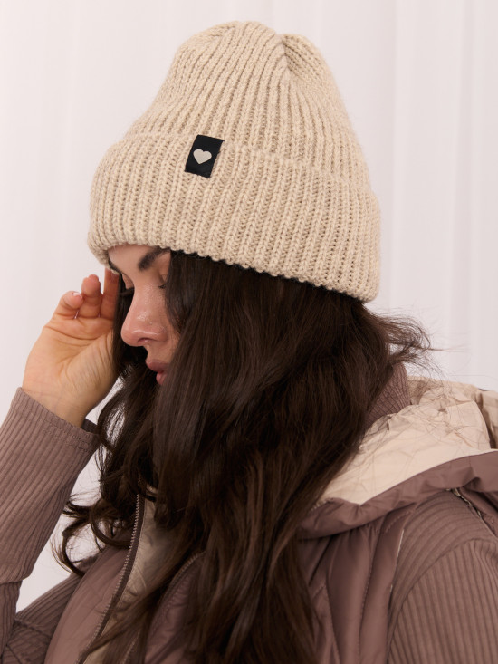 Beige Wintermütze mit Applikation