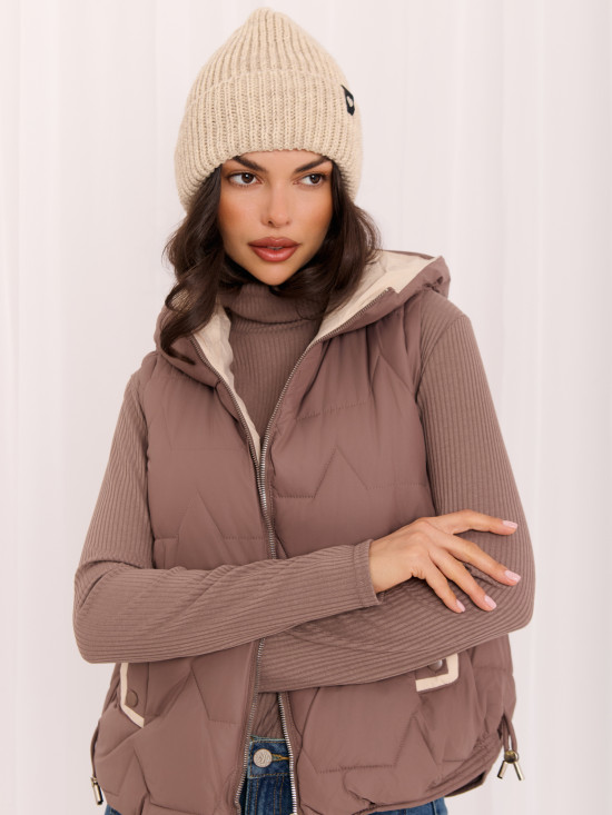 Beige Wintermütze mit Applikation