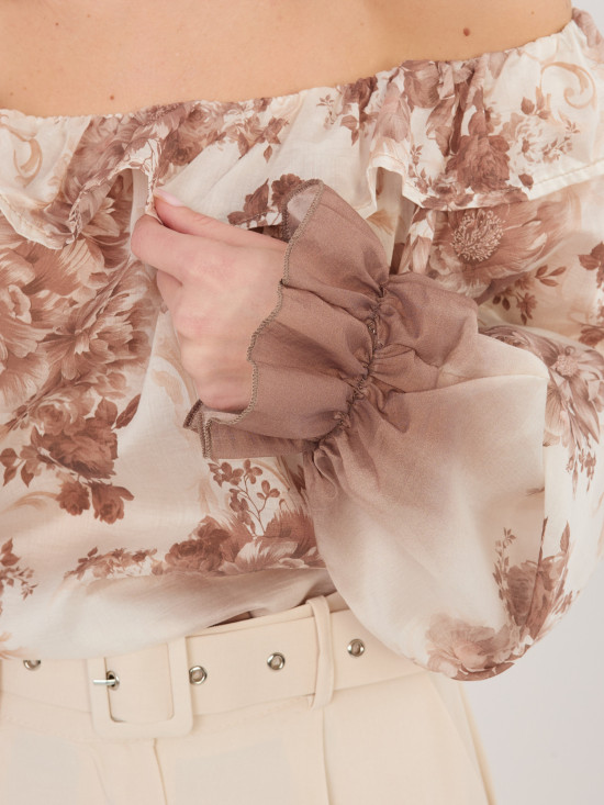 Beigefarbene Bluse mit Blumenmuster und Carmen-Ausschnitt