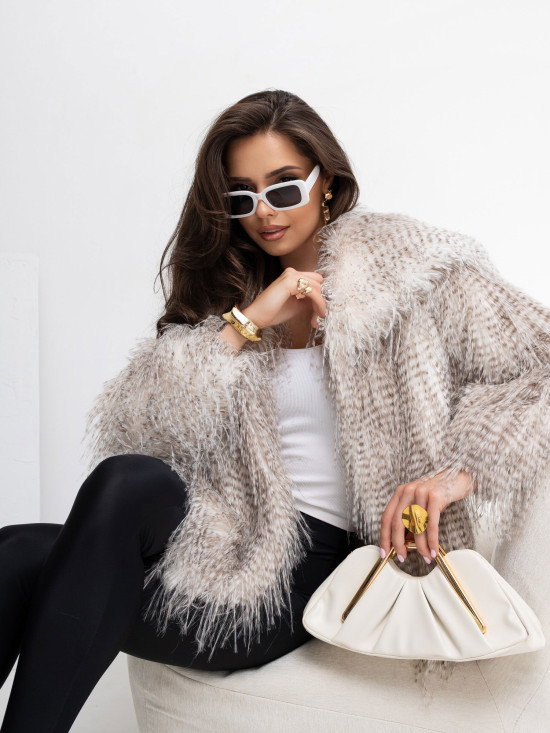 Kurze beige Felljacke mit Kragen