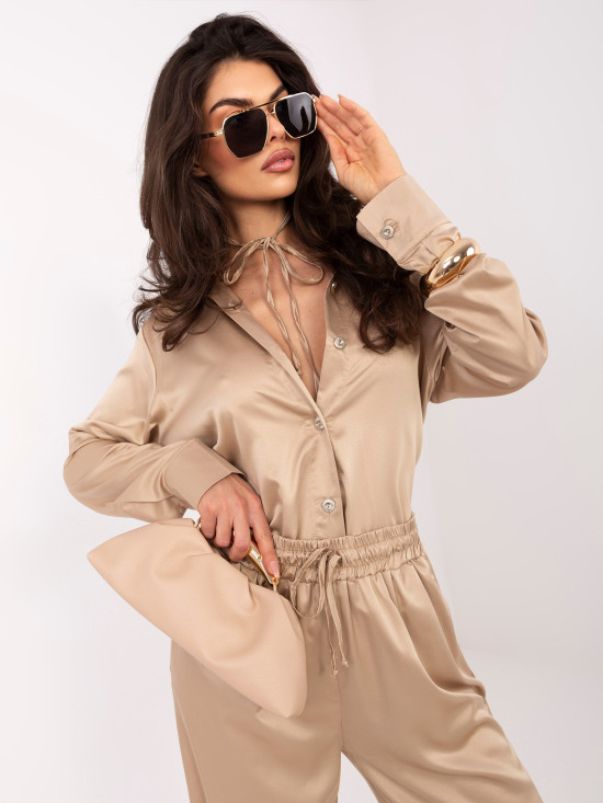 Beiges Set aus Hemd und Hose mit Gürtel