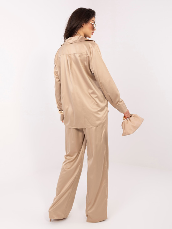 Beiges Set aus Hemd und Hose mit Gürtel