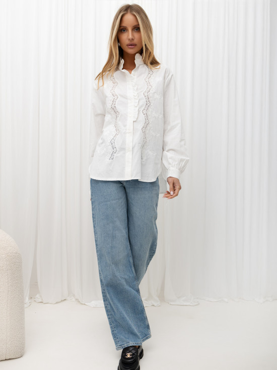 Weiße Baumwollbluse mit Spitze und Rüschen