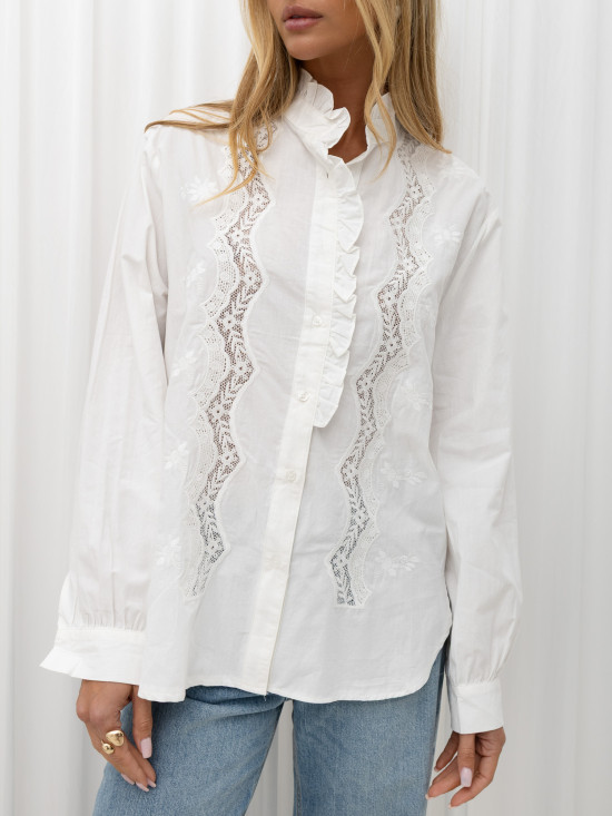 Weiße Baumwollbluse mit Spitze und Rüschen