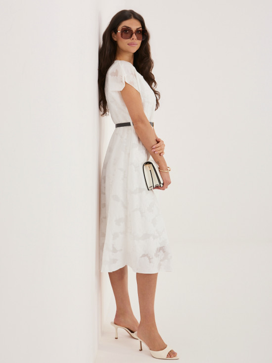 Elegantes weißes Midi-Kleid mit Gürtel