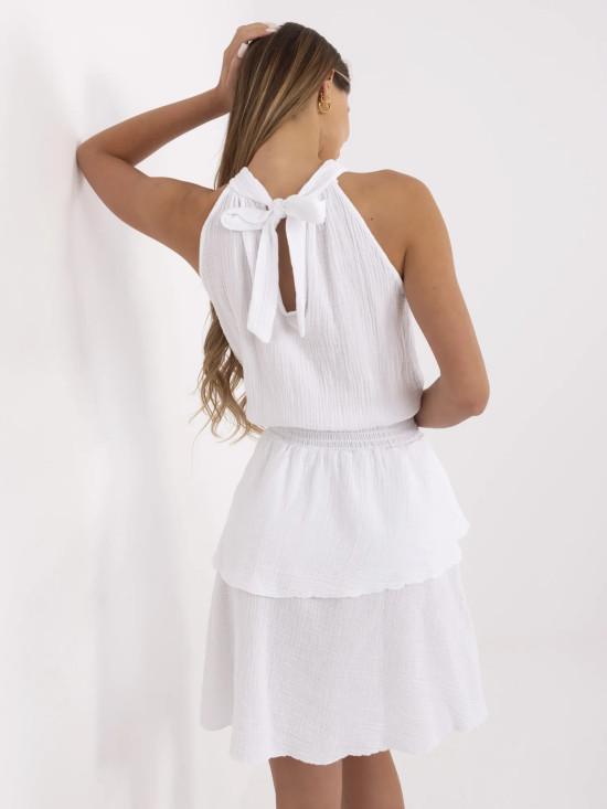 Weiße ausgestellte Kleid mit Rüsche