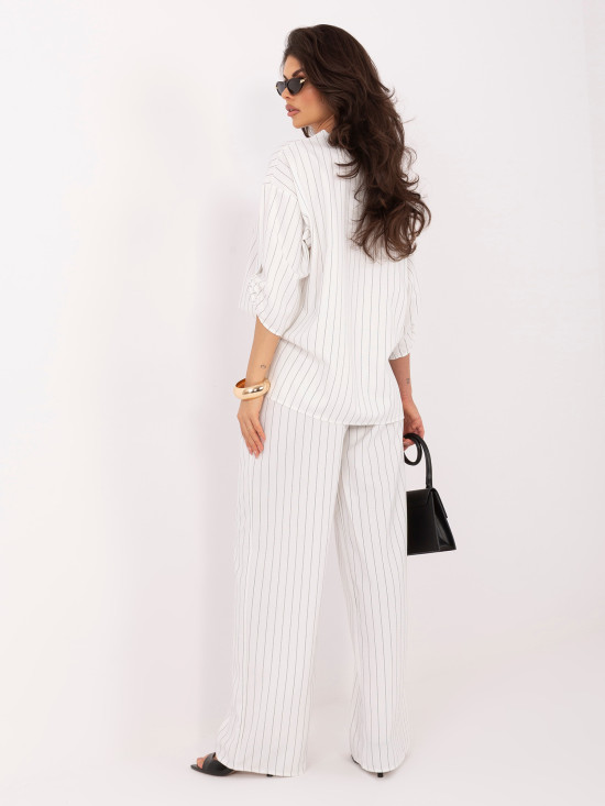Weißes gestreiftes Set mit Bluse und weiten Hosen