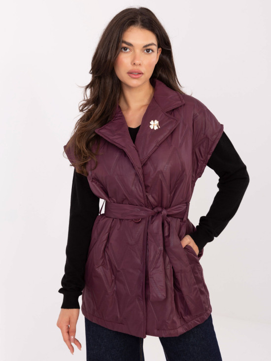 Elegante bordeauxrote Steppweste mit Gürtel