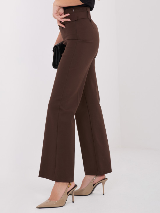 Elegante braune Stoffhose mit hohem Bund und Gürtel