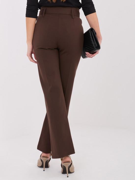 Elegante braune Stoffhose mit hohem Bund und Gürtel