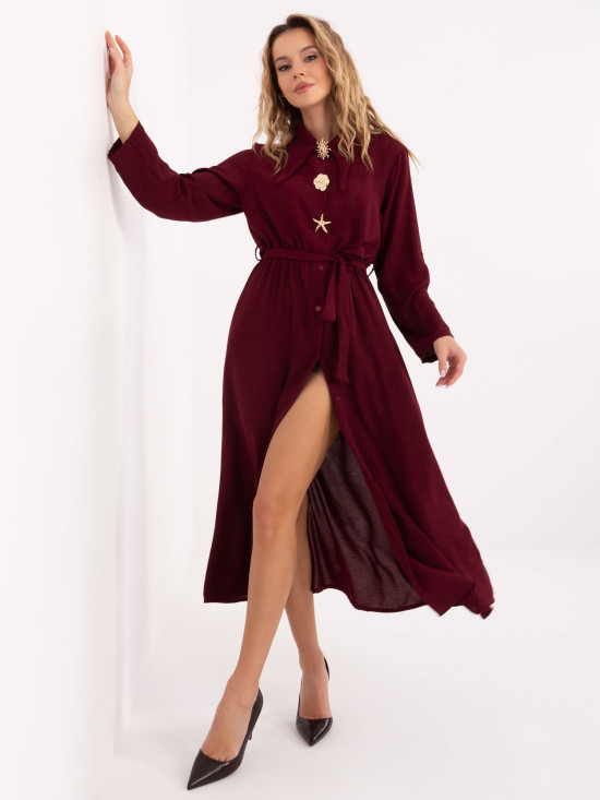 Bordeauxfarbenes ausgestelltes Midi-Kleid mit Gürtel und Brosche
