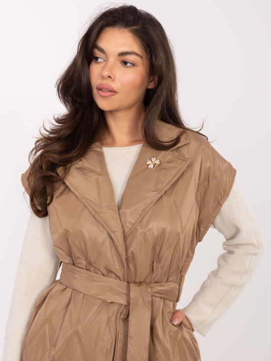 Elegante braune Steppweste mit Gürtel und Brosche