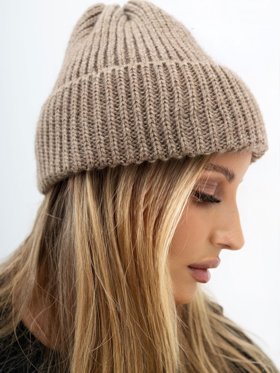 Beige Wintermütze mit Applikation