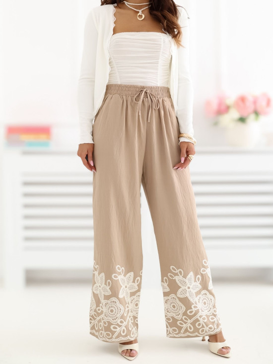 Beige weite Hose mit Stickerei