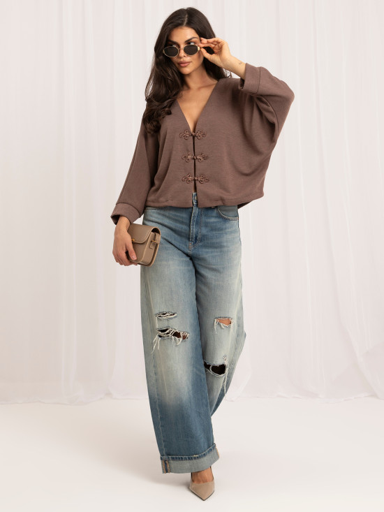 Eleganter beigefarbener Pullover mit V-Ausschnitt