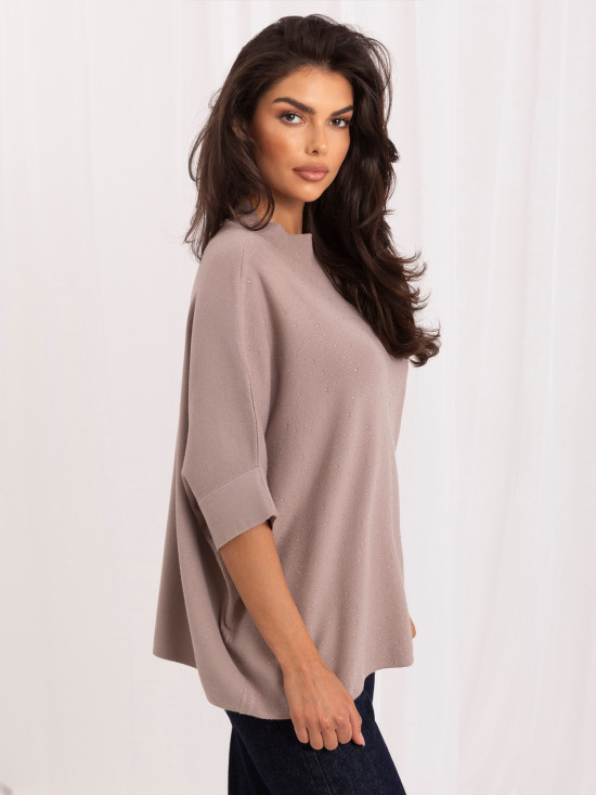 Beiger Pullover mit Applikation und Stehkragen