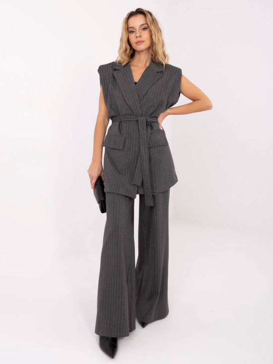 Elegante graue Weste mit Streifen und Bindegürtel