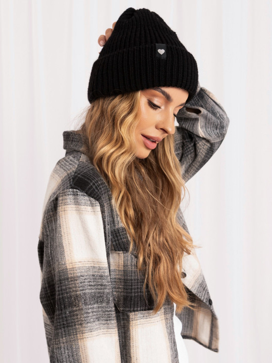 Schwarze Wintermütze mit Applikation