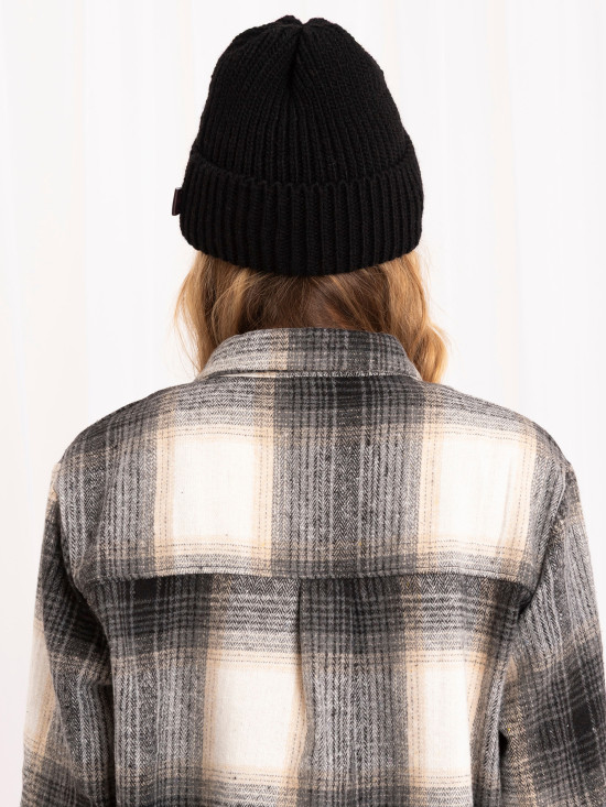 Schwarze Wintermütze mit Applikation