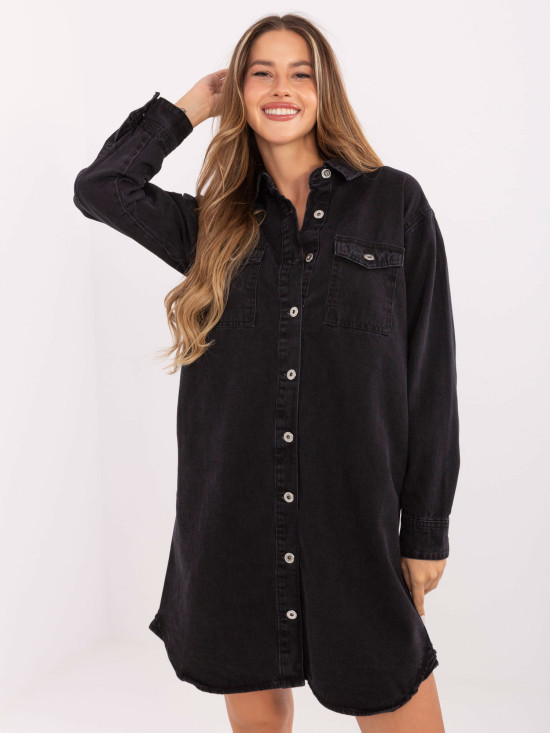 Einfaches schwarzes Kleid mit langen Ärmeln