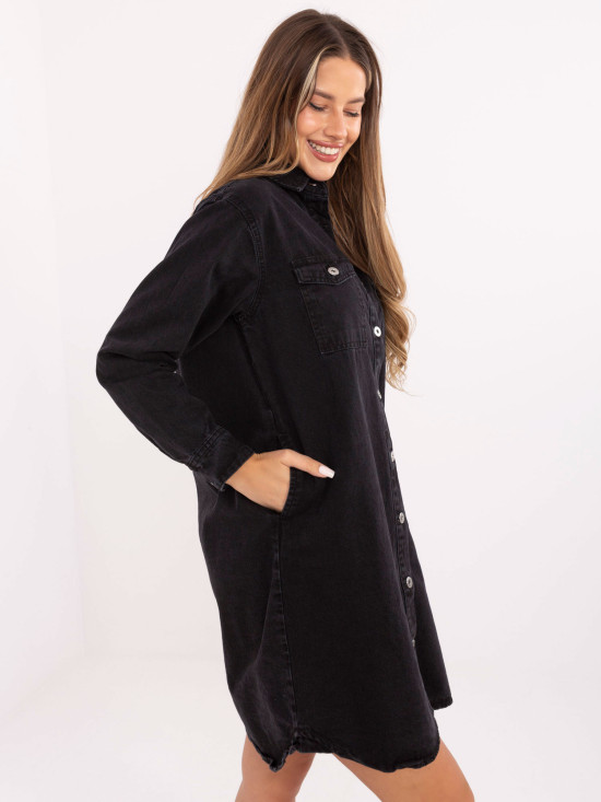 Einfaches schwarzes Kleid mit langen Ärmeln