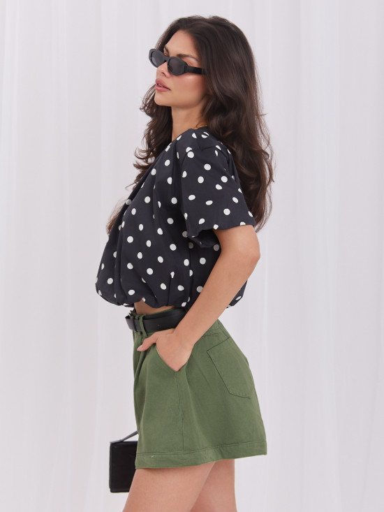 Schwarze Bluse mit Punkten und kurzem Ärmel