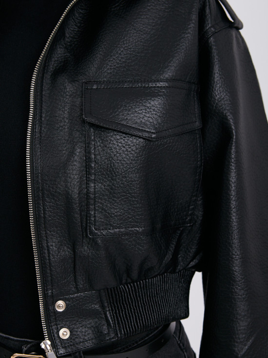Kurze schwarze Kunstlederjacke mit Stehkragen