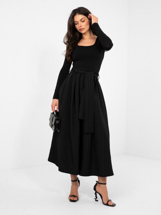 Schwarzer eleganter Midi-Rock mit Gürtel und Taschen