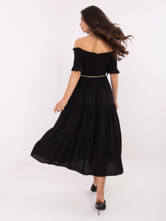 Elegantes schwarzes ausgestelltes Kleid