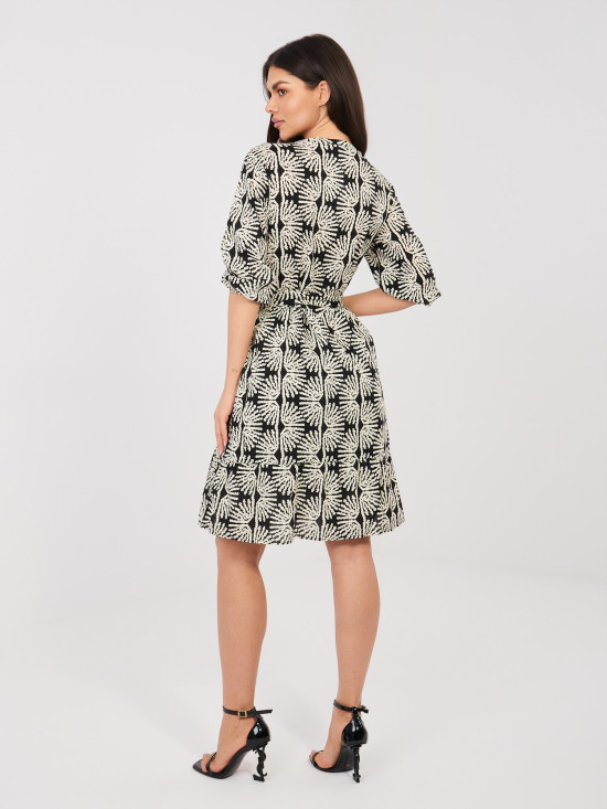 Schwarzes Kleid mit Gürtel und Volant