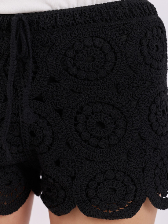 Schwarze luftige Shorts mit Spitzenmuster