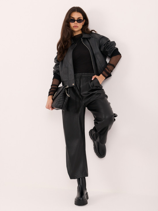 Schwarze Kunstlederhose mit weitem Bein
