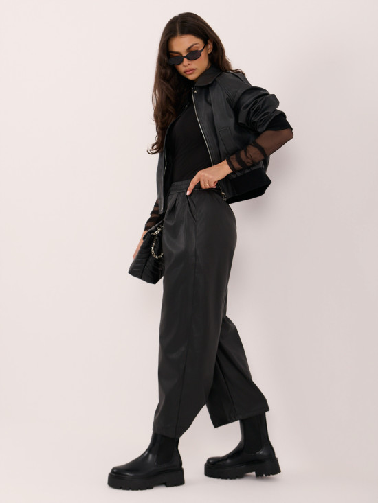 Schwarze Kunstlederhose mit weitem Bein