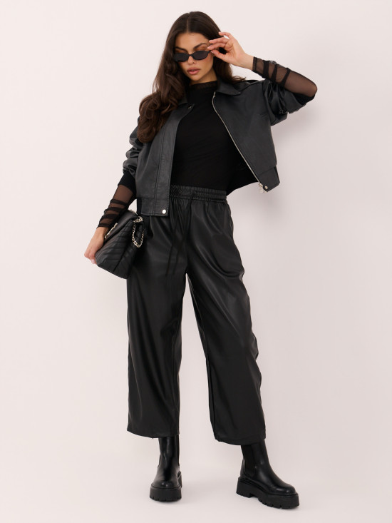 Schwarze Kunstlederhose mit weitem Bein