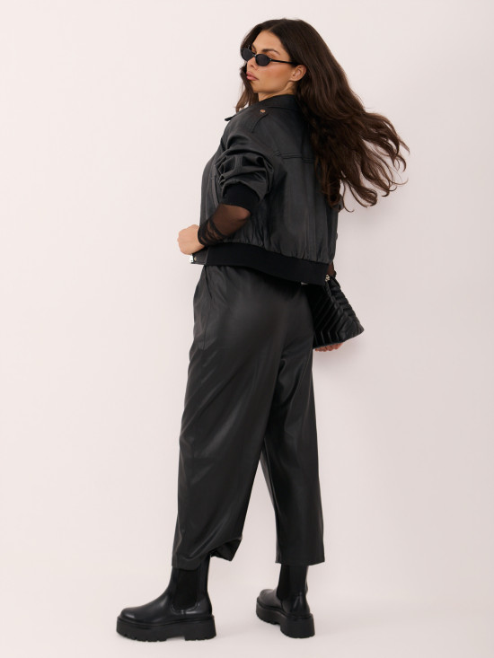 Schwarze Kunstlederhose mit weitem Bein