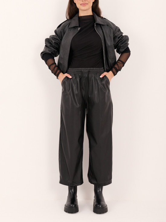 Schwarze Kunstlederhose mit weitem Bein