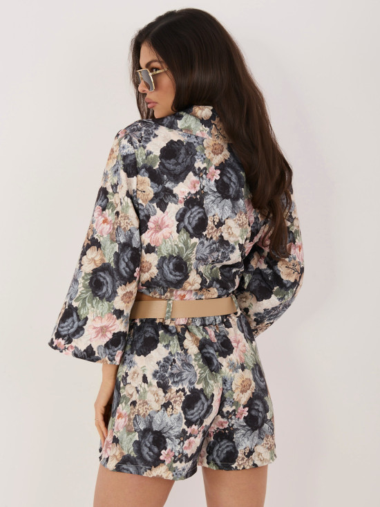 Schwarze Shorts mit Blumenmuster, weitem Bein und Gürtel