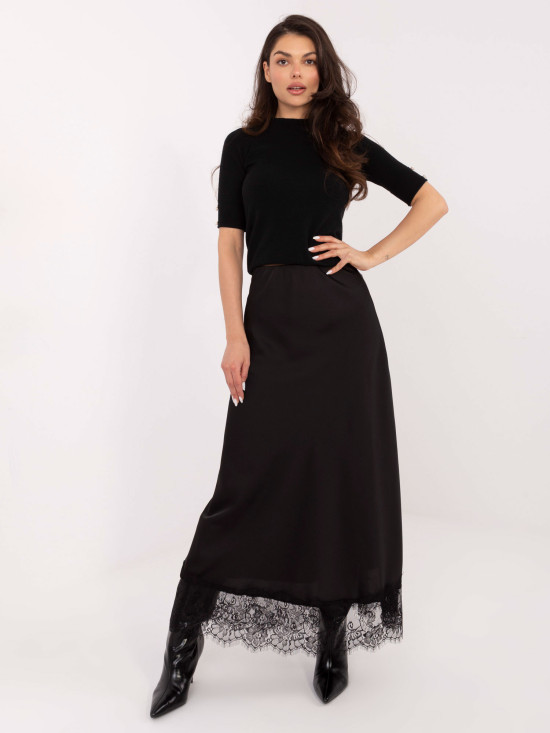 Eleganter schwarzer Pullover mit Stehkragen und Knöpfen